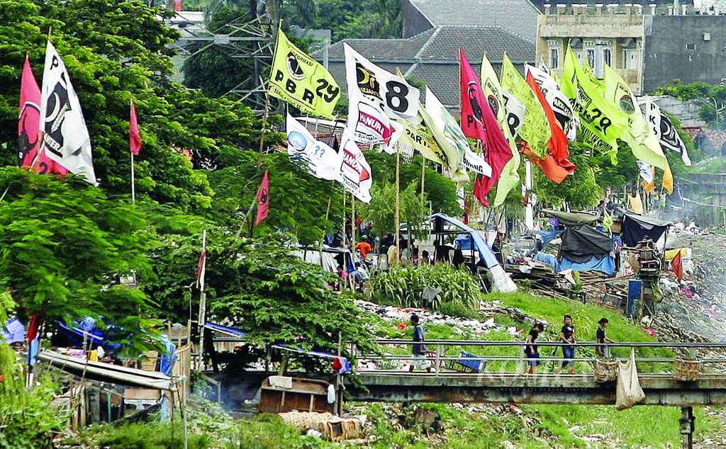 Bendera partai politik peserta Pemilu 2009 menghiasi permukiman di bantaran sungai di kawasan Tanah Abang, Jakarta. Jelang pelaksanaan Pemilu 2009, partai politik berlomba-lomba memasang atribut guna menarik simpati rakyat. Mahasiswa menjadi salah satu sasaran yang ingin dirangkul oleh parpol. 