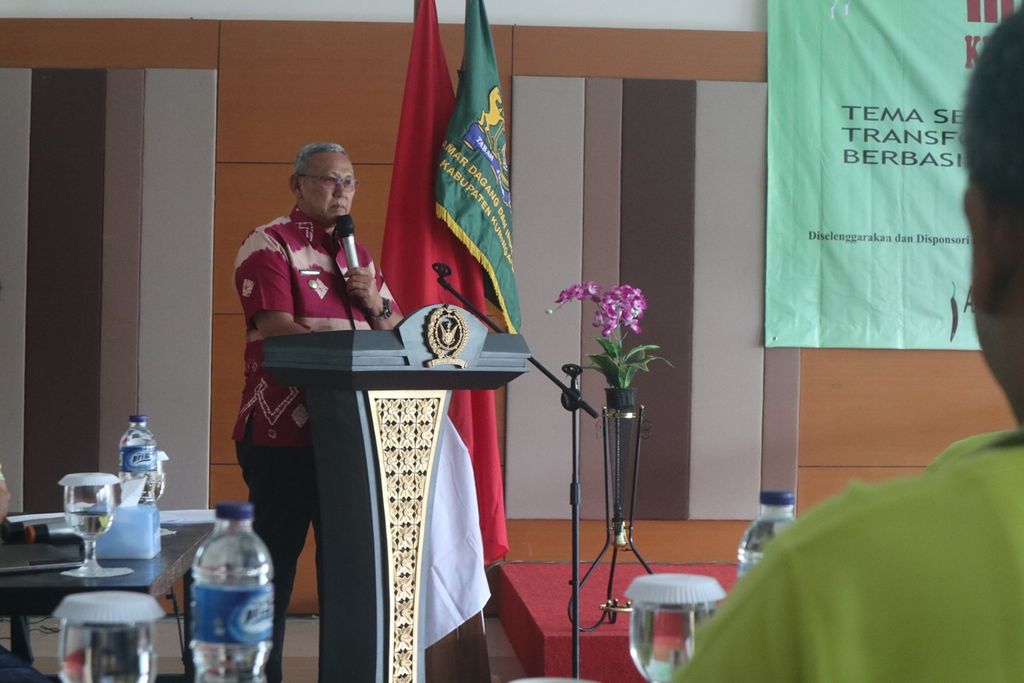 Bupati Kuningan Acep Purnama saat menghadiri acara Musyawarah Nasional Asosiasi Agribisnis Cabai Indonesia 2019 di Kuningan, Jawa Barat, Jumat (6/12/2019).