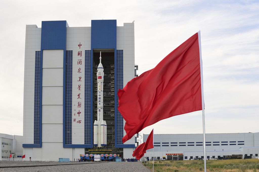 Dalam foto yang dirilis kantor berita Xinhua ini, pesawat luar angkasa berawak Shenzhou-12 dengan roket Long March-2F sedang dipindahkan ke area peluncuran di Pusat Peluncuran Satelit Jiuquan, di Provinsi Gansu, China, 9 Juni 2021. 