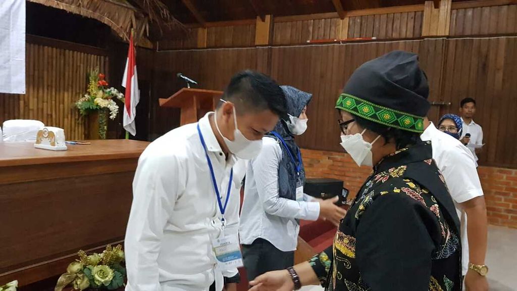 Sekretaris Deputi Bidang Usaha Mikro Kemenkop dan UKM Novieta (kanan) memberikan sertifikat pelatihan pada pembukaan Pelatihan E-commerce bagi Usaha Mikro di Kepulauan Mentawai, Sumatera Barat, Rabu (20/4/2022). 