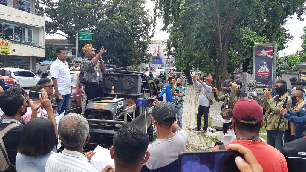 Para jurnalis di Kota Kupang, Nusa Tenggara Timur, menggelar aksi di depan Markas Polda NTT pada Rabu (27/4/2022). Mereka mendesak polisi menangkap pelaku penganiayaan dan ancaman pembunuhan terhadap Fabianus Latuan, jurnalis yang bertugas di daerah itu.