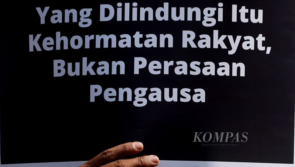 Poster yang dibawa Aliansi Nasional RKUHP menggelar aksi di Jalan Karet Pasar Baru Timur 5, Jakarta, menolak rencana pengesahan Rancangan Kitab Unda-undang Hukum Pidana (RKUHP), Selasa (23/8/2022).