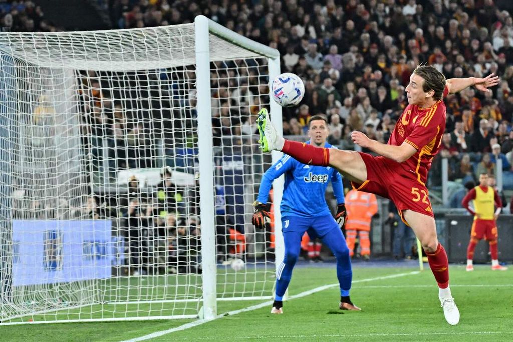 Pemain Roma, Edoardo Bove (kanan), mencoba menendang bola di dekat gawang Juventus pada laga Liga Italia di Stadion Olympico, Roma, Senin (6/5/2024) dini hari WIB. Roma bermain imbang 1-1.