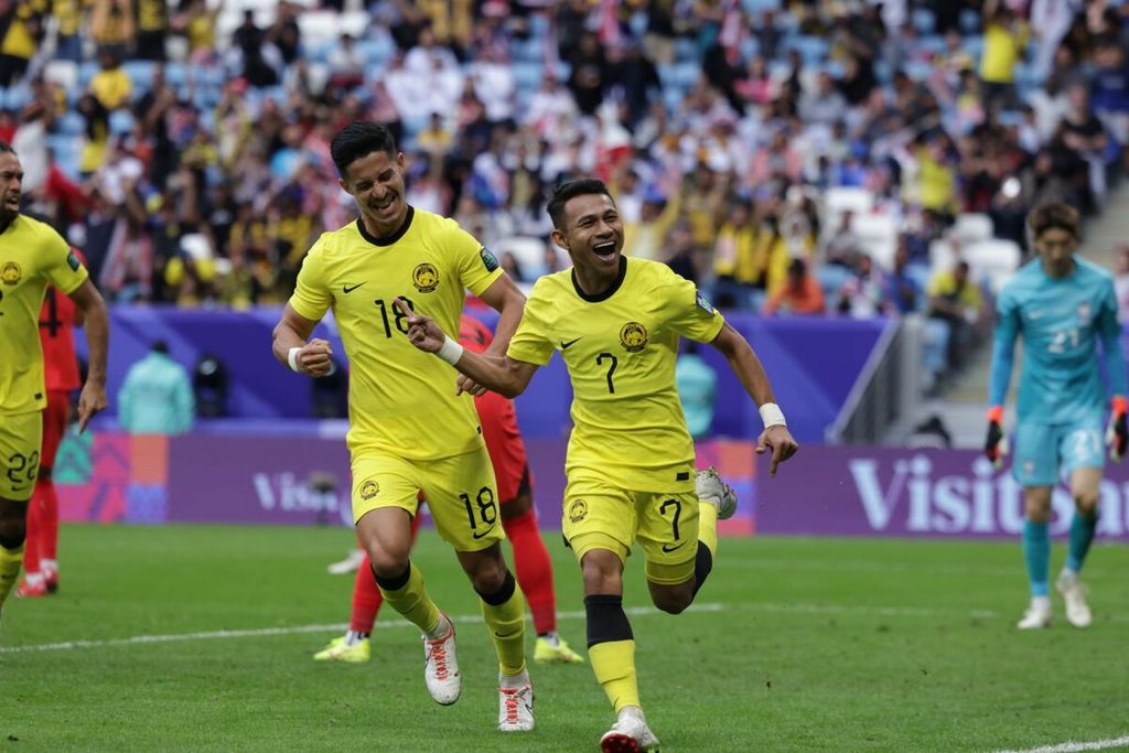 Penyerang sayap Malaysia, Faisal Halim, merayakan golnya ke gawang Korea Selatan pada gim Grup E Piala Asia 2023, 25 Januari 2024, di Stadion Al Janoub, Al Wakrah, Qatar. Fasil menjadi korban penyiraman air keras.