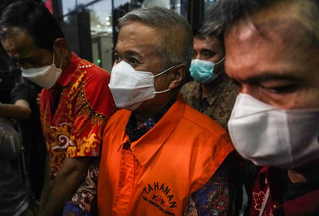 Supreme Court Justice Sudrajad Dimyati (center) wearing an orange vest and being led to a prisoner's car after undergoing an examination at the Corruption Eradication Commission (KPK), Jakarta, Friday (23/9/2022).