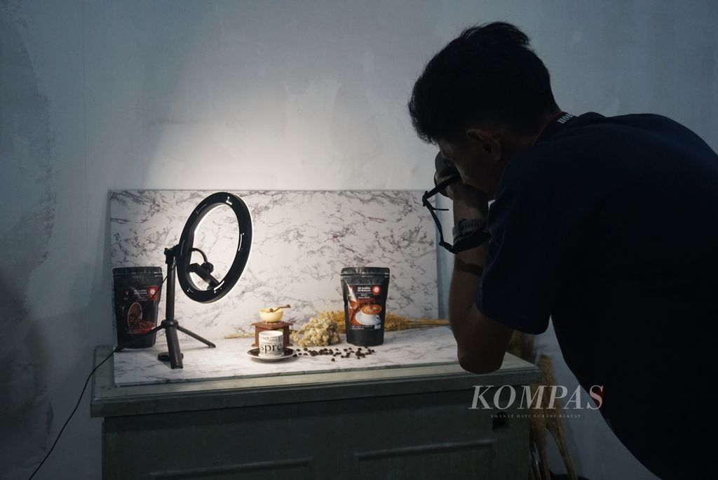 Seorang pemuda tuli mengambil foto dalam pelatihan fotografi di studio Komunitas Tuli Peduli Bitung (Kaleb), Jumat (10/6/2022), di Madidir, Bitung, Sulawesi Utara.