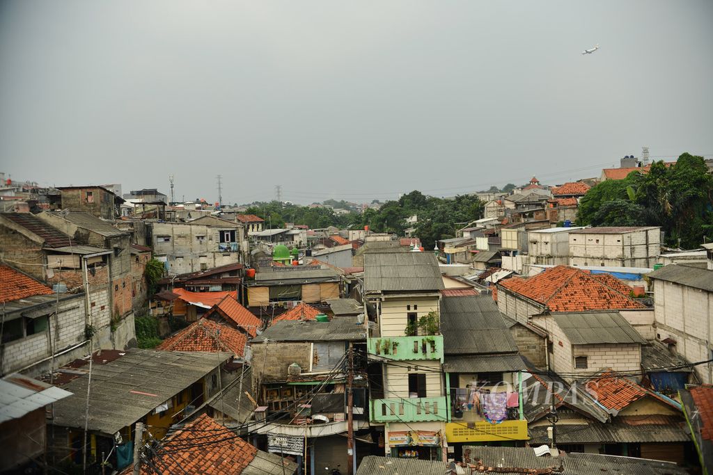 Sebuah pesawat melintas di atas kawasan padat penduduk di Pasar Minggu, Jakarta Selatan, 22 Mei 2023. 