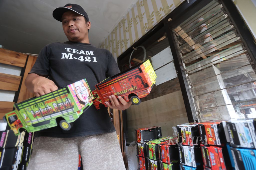 Wachid Isrodin (46) menunjukkan mainan miniatur truk dan bus buatannya di tempat usaha kerajinan Laser Production, Kelurahan Jurangombo Selatan, Magelang Selatan, Kota Magelang, Jawa Tengah, Selasa (18/10/2022). 