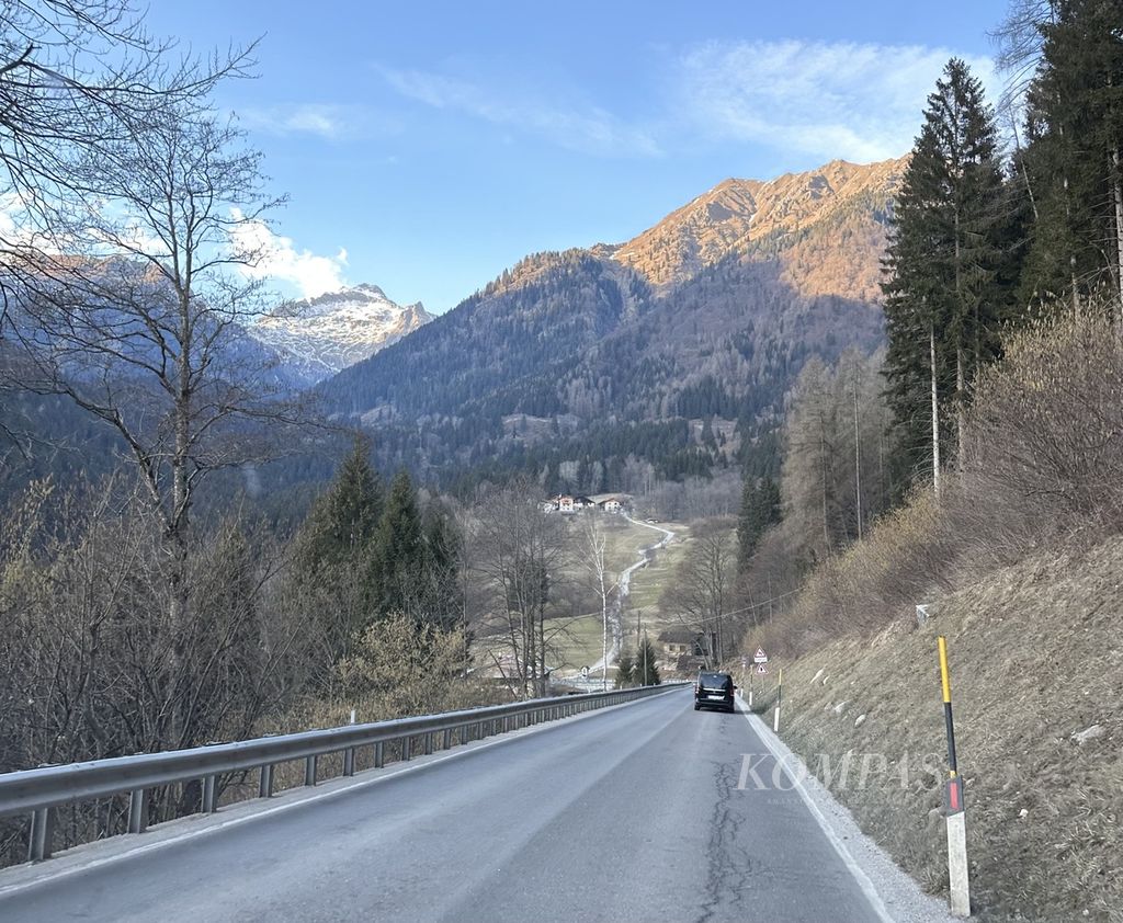 Pegunungan Brenta Dolomites di Italia utara, dengan puncak-puncak gunung yang diselimuti es, terlihat dari ruas jalan yang menghubungkan Pinzolo dengan Madonna di Campiglio, Selasa (28/2/2023).