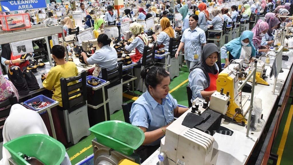 Workers complete shoe production in the shoe-making industry in Cikupa, Tangerang, Banten, on Tuesday (30/4/2019).