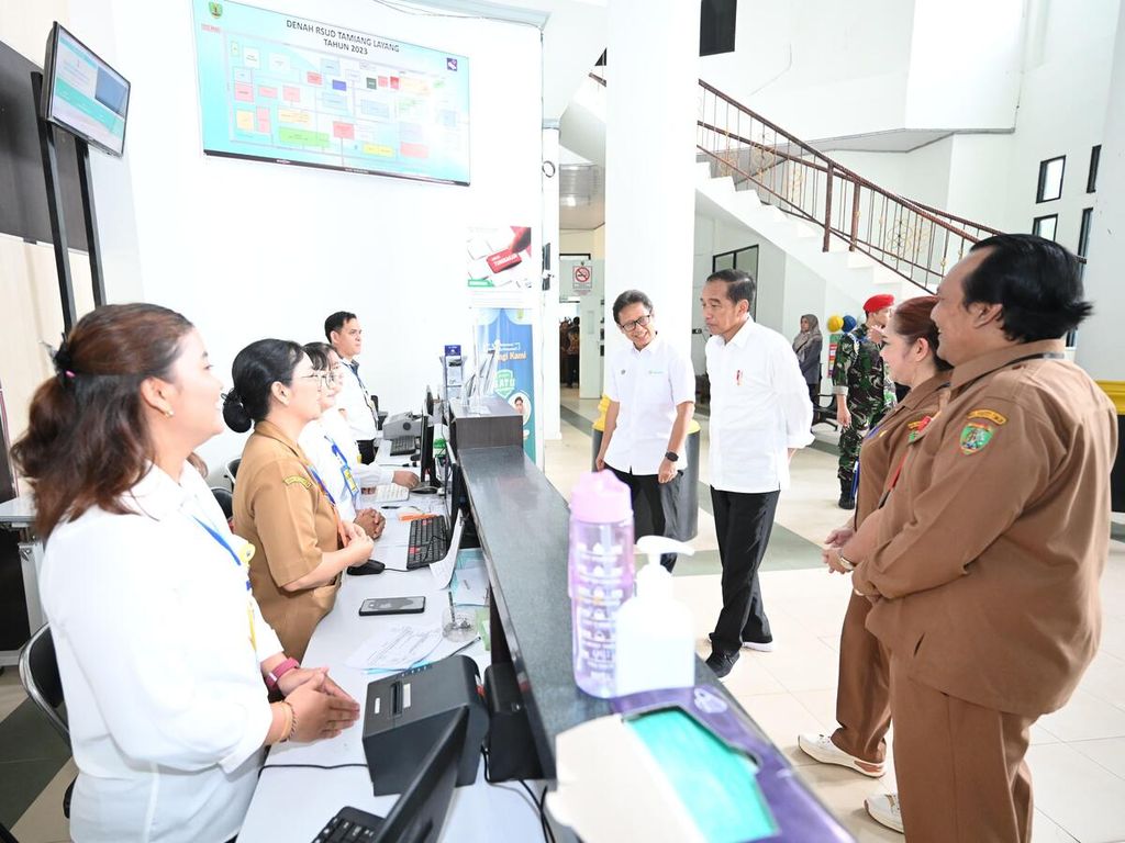 Presiden Joko Widodo meninjau Rumah Sakit Umum Daerah (RSUD) Tamiang Layang, Kabupaten Barito Timur, Kalimantan Tengah, Kamis (27/6/2024).