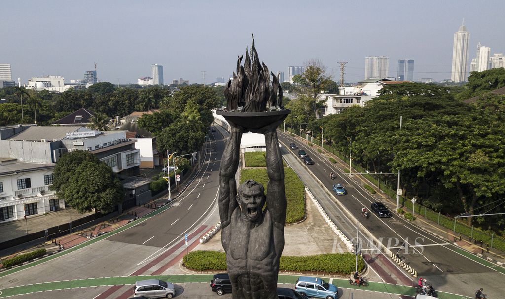 Suasana lengang di dekat patung Pemuda Membangun di kawasan Senayan, Kebayoran Baru, Jakarta Selatan, Senin (2/4/2022). Jalanan Jakarta relatif lengang pada hari pertama libur Lebaran.