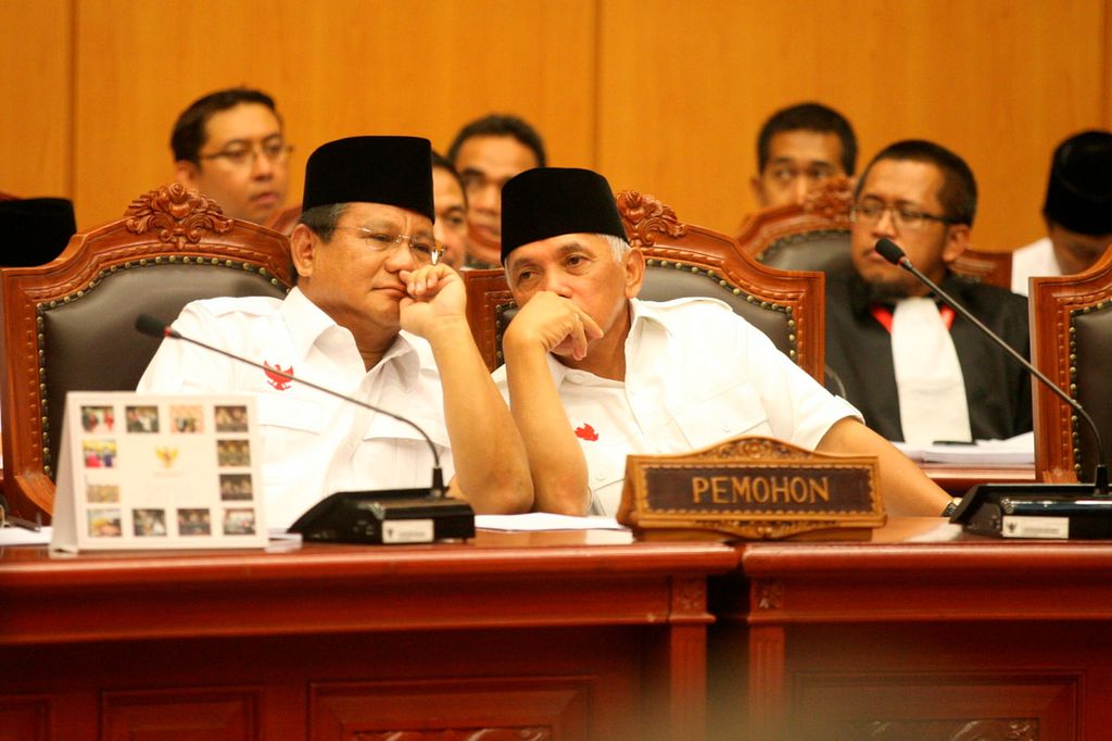 Pemohon, Prabowo-Hatta, berbincang saat sidang perdana Perselisihan Hasil Pemilihan Umum Presiden di Gedung Mahkamah Konstitusi, Jakarta, Rabu (6/8/2014). Dalam sidang itu, mereka meminta kepada MK untuk membatalkan SK Komisi Pemilihan Umum yang menetapkan pasangan Jokowi-JK sebagai presiden dan wapres terpilih dalam Pilpres 2014. 