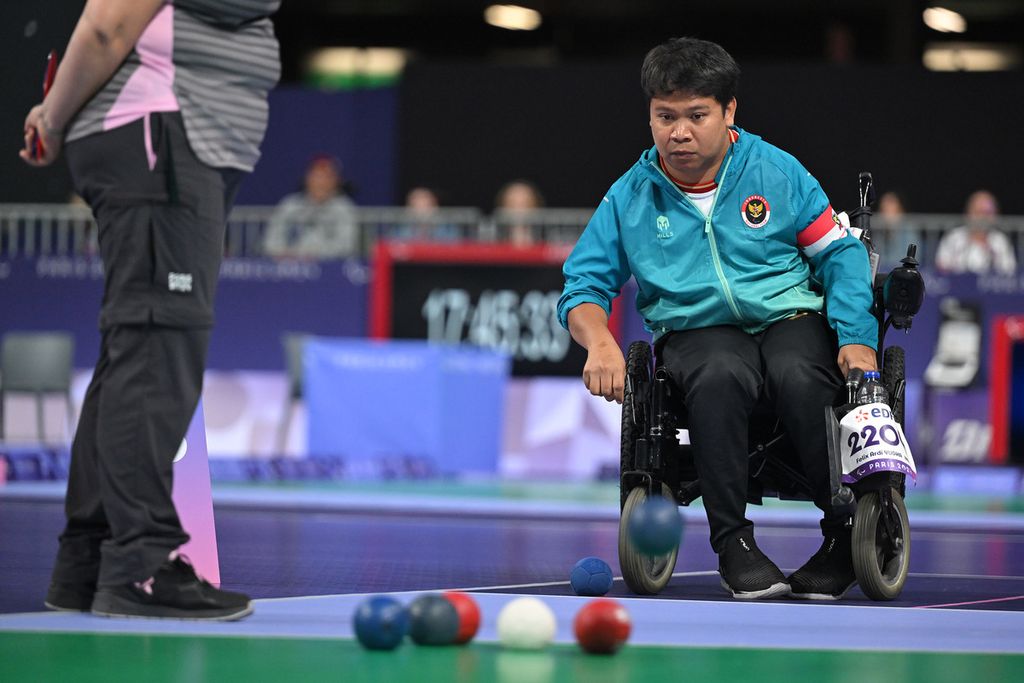 Felix Ardhi Yuda berusaha melempar bola dalam pertandingan final perebutan medali emas melawan tim China nomor <i>mixed team</i> BC1/BC2 Boccia Paralimpiade Paris 2024 di Paris South Arena, Paris, Perancis, Kamis (5/9/2024).