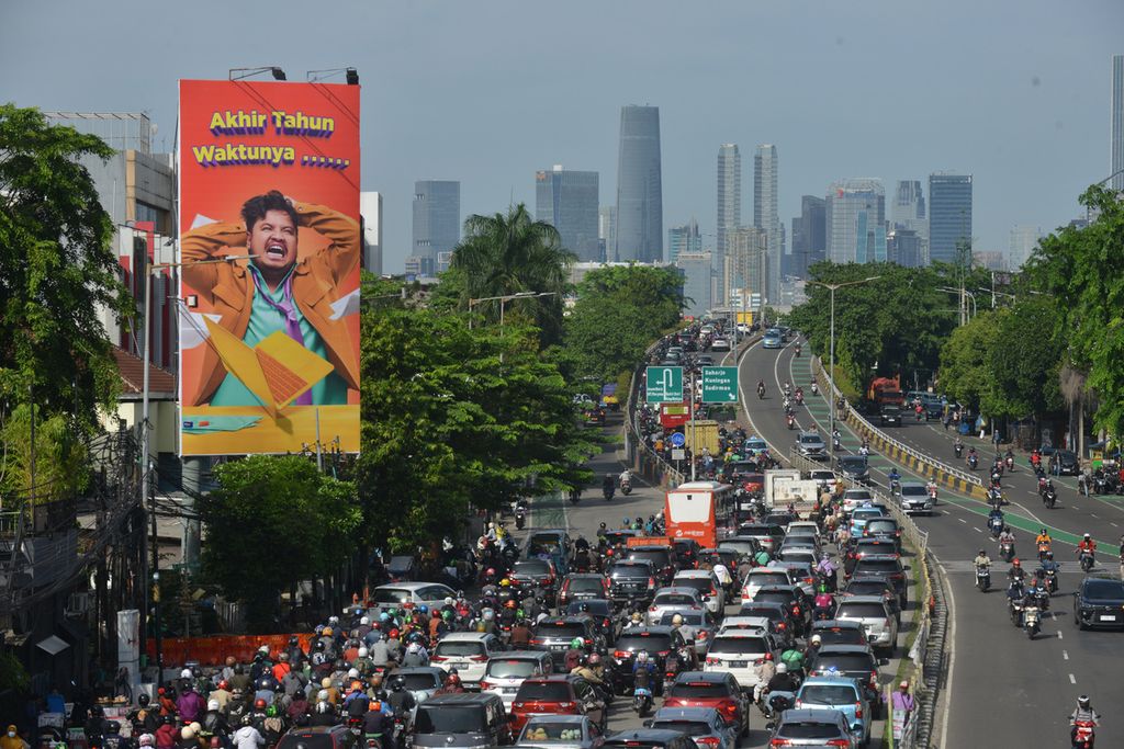Kemacetan kendaraan terjadi di Jalan KH Abdullah Syafei, Jakarta Selatan, Kamis (15/12/2022) pagi.