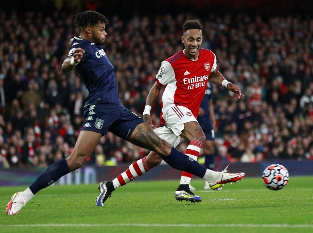 Penyerang Arsenal Pierre-Emerick Aubameyang (kanan) berebut bola dengan pemain Aston Villa Tyrone Mings pada laga Liga Inggris di Stadion Emirates, pada Sabtu (23/10/2021) dini hari WIB. Pada laga itu, Arsenal menang dengan skor 3-1.