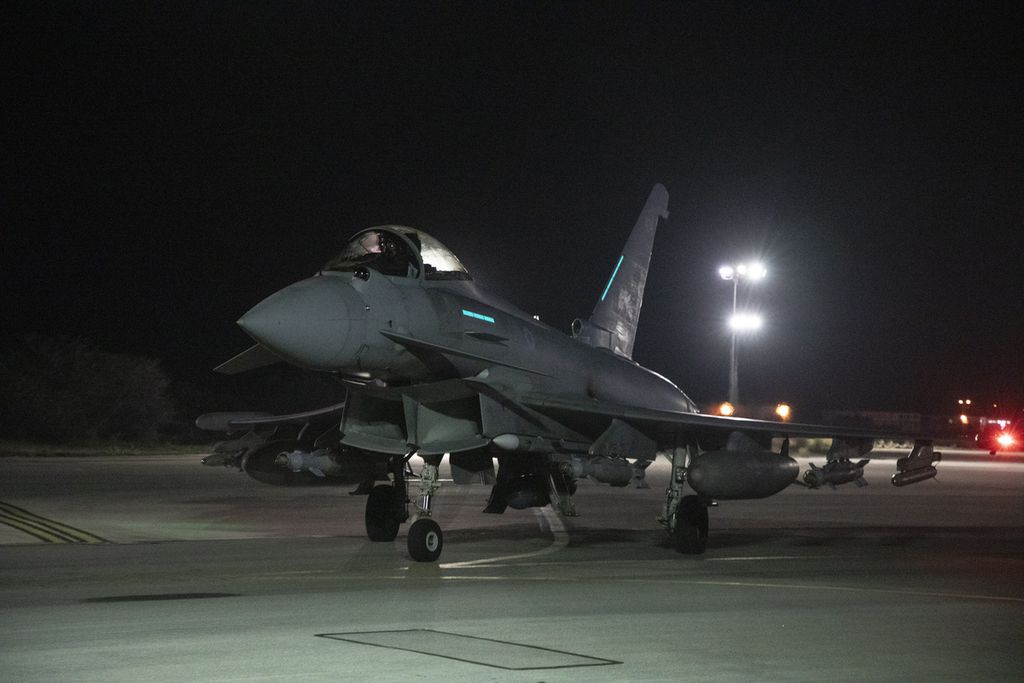 Jet tempur Typhoon FRG4 milik Inggris di Pangkalan Udara Akrotiri, Siprus, pada Sabtu (3/2/2024). Pesawat itu terlibat dalam serangan gabungan Inggris dan sejumlah negara ke Yaman pada Sabtu malam.