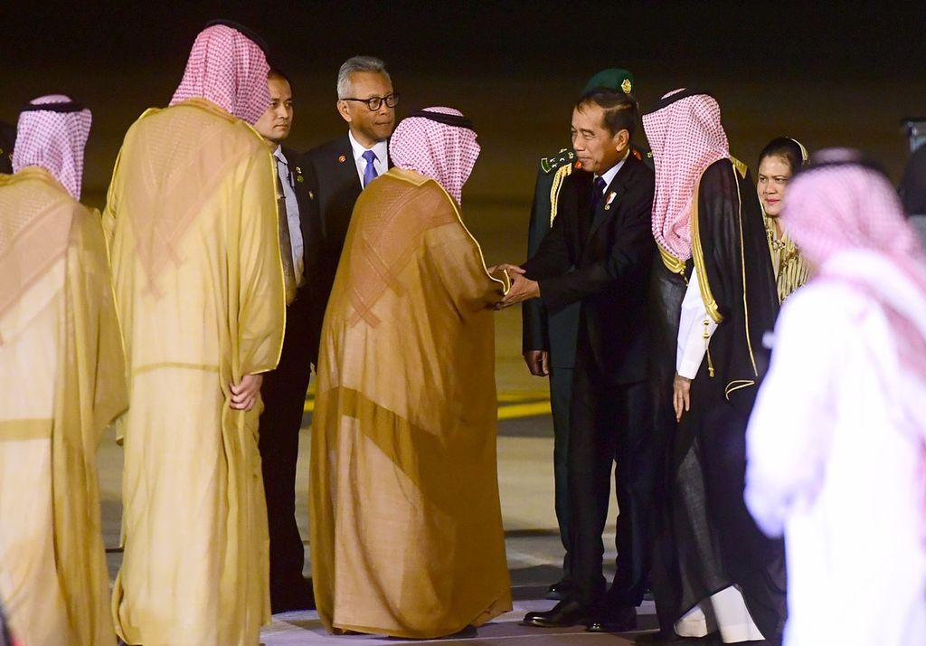 Dari China, Presiden Joko Widodo dan Ibu Iriana Joko Widodo tiba di Arab Saudi pada Rabu (18/10/2023). Pesawat Garuda Indonesia (GIA-1) yang membawa Presiden dan rombongan tiba di Bandara Internasional King Khalid, Riyadh, sekitar pukul 23.25 waktu setempat. 