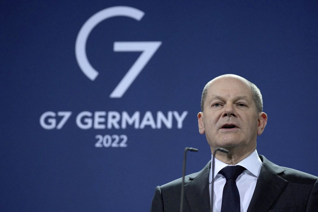 Kanselir Jerman Olaf Scholz saat berbicara pada konferensi pers soal Presidensi Jerman di Kelompok Negara-negara G7 di Berlin, Jumat (21/1/2022). Scholz dan pemerintahannya saat ini berada dalam tekanan karena sikapnya yang ambigu atas situasi di Ukraina. 