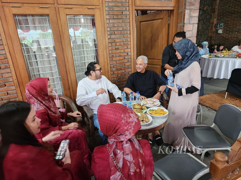 Capres nomor urut 3, Ganjar Pranowo, menerima tamu yang mengunjunginya di sela-sela gelaran <i>open house</i> Idul Fitri yang diselenggarakannya di Kecamatan Tawangmangu, Kabupaten Karanganyar, Jawa Tengah, Kamis (11/4/2024). 