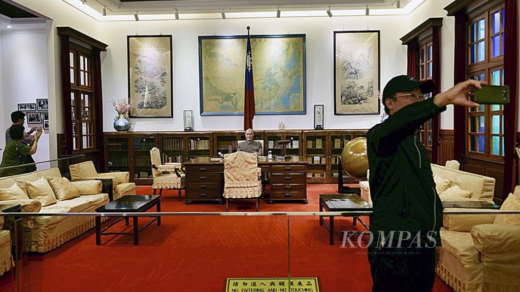Pengunjung melihat benda-benda bersejarah di museum di Kawasan Balai Peringatan Chiang Kai-shek di Taipei, Minggu (15/4). Tempat ini dibangun untuk menghormati bapak pendiri Taiwan, Chang Kai-shek.