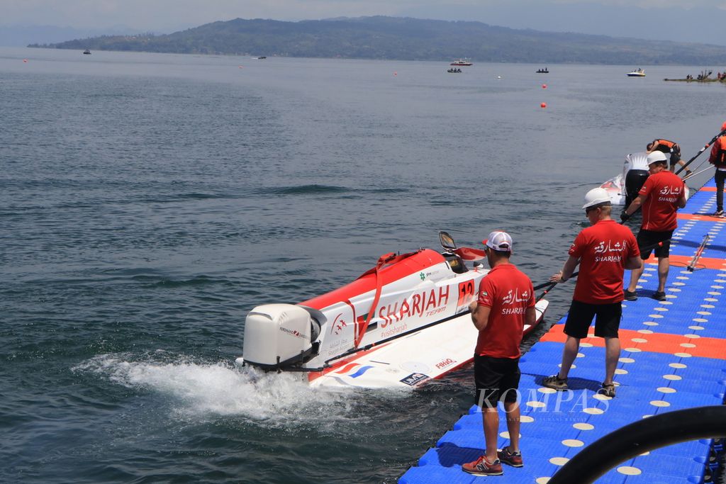 Tim pebalap mengikuti sesi latihan 1 (<i>free practice </i>1) Kopiko F1 Power Boat Lake Toba di Balige, Kabupaten Toba, Sumatera Utara, Sabtu (25/2/2023). Pengunjung dari berbagai daerah menikmati perhelatan balap perahu motor paling bergengsi di dunia itu.
