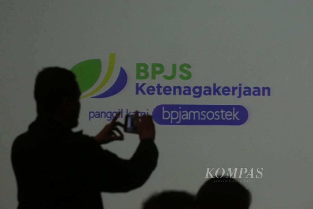 Wartawan memotret para pembicara saat acara <i>media briefing </i>terkait isu terkini BP Jamsostek, di Jakarta, Jumat (21/2/2020). 