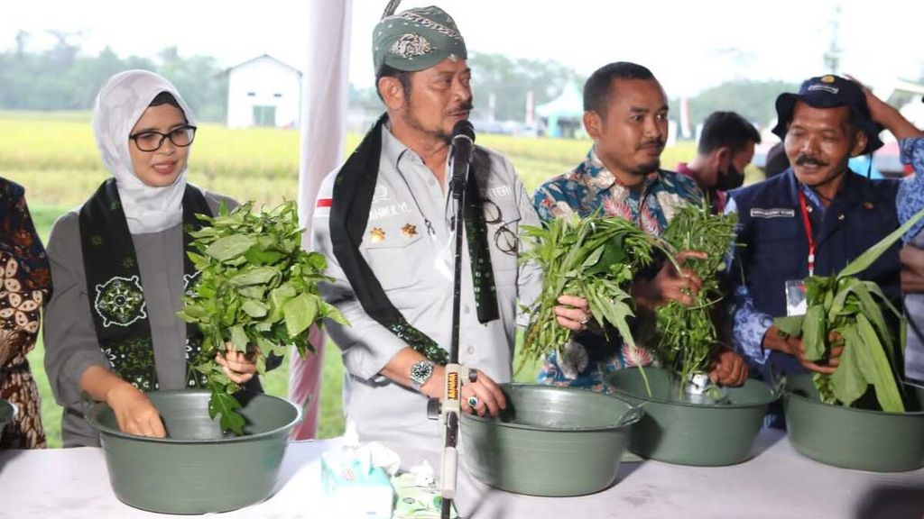 Menteri Pertanian Syahrul Yasin Limpo (tengah) mencoba membuat biosaka bersama petani di Desa Tegalrejo, Kecamatan Selopuro, Kabupaten Blitar, Jawa Timur, Kamis (10/11/2022)