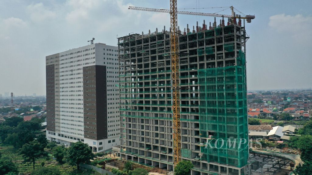 Foto udara proyek pembangunan apartemen Nuansa Pondok Kelapa, Jakarta Timur, Jumat (19/3/2021). Pemprov DKI sebelumnya menargetkan pembangunan 232.214 unit rumah susun sederhana milik dengan uang muka Rp 0. 