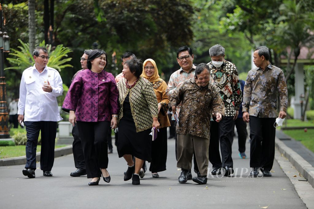 Komisioner Komisi Nasional Hak Asasi Manusia (Komnas HAM) seusai bertemu Presiden Joko Widodo membahas tindak lanjut rekomendasi Tim Penyelesaian Peristiwa Pelanggaran HAM Berat Masa Lalu secara Nonyudisial (PPHAM) di Istana Kepresidenan, Jakarta, Senin (16/1/2023). Dalam waktu dekat Presiden akan mengeluarkan Instruksi Presiden khusus untuk menugaskan kepada 17 lembaga kementerian dan lembaga pemerintah non-kementerian, dan juga koordinasi dengan lembaga independen di luar eksekutif untuk menyelesaikan seluruh rekomendasi Tim PPHAM. Meski negara telah mengakui sekaligus menyesalkan terjadinya pelanggaran HAM berat di masa lalu, Komnas HAM tetap mendesak penegakan hukum bagi mereka yang terlibat pelanggaran HAM tersebut. 