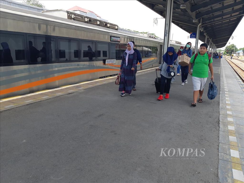 Penumpang turun di Stasiun Cirebon, Jawa Barat, Jumat (31/5/2019). Puncak arus mudik di Daerah Operasi 3 Cirebon diprediksi berlangsung besok, Sabtu, dengan jumlah penumlang mencapai sekitar 10.000 orang.