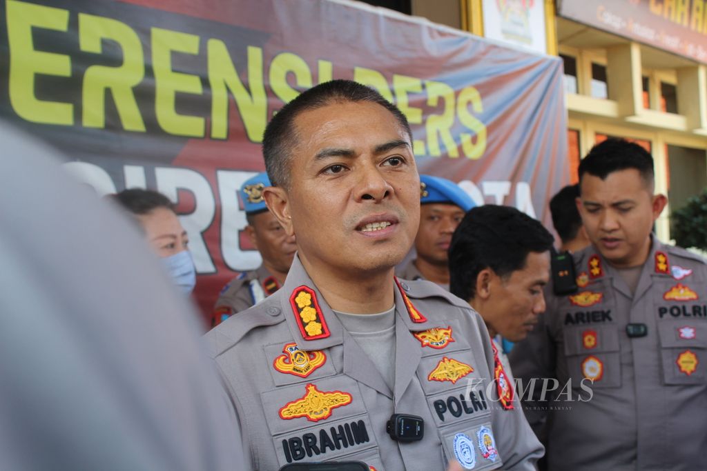 Kepala Bidang Humas Polda Jawa Barat Komisaris Besar Ibrahim Tompo saat memberikan keterangan dalam konferensi pers di Markas Polres Cirebon Kota, Senin (19/6/2023).