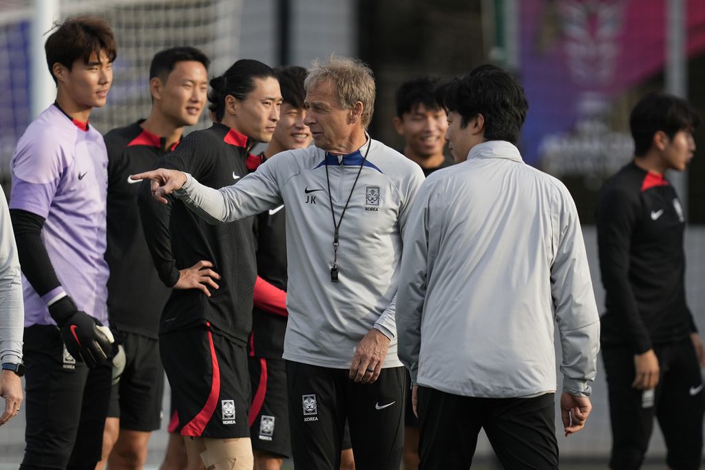 Pelatih Korea Selatan Juergen Klinsmann memberikan instruksi kepada para pemain saat sesi latihan menjelang babak semifinal Piala Asia 2023 di Doha, Qatar, Senin (5/2/2024). 