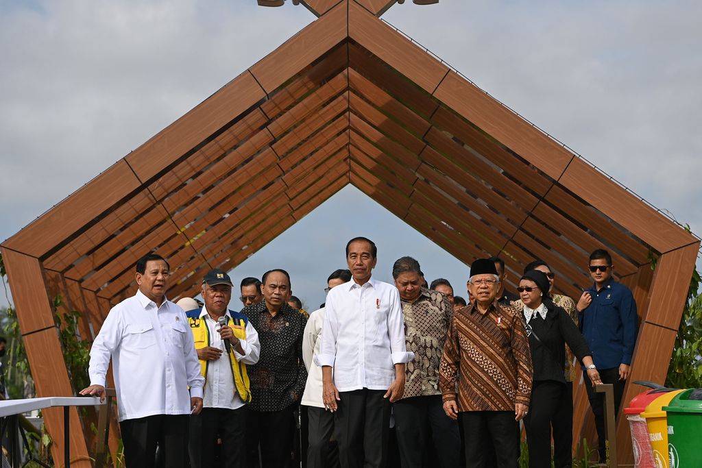 Presiden Joko Widodo (tengah) bersama Wakil Presiden Ma’ruf Amin (ketiga kanan) dan jajaran Menteri Kabinet Indonesia Maju serta pejabat setingkat menteri mengunjungi Embung MBH di Ibu Kota Nusantara (IKN), Penajam Paser Utara, Kalimantan Timur, Senin (12/8/2024). Kunjungan tersebut dilakukan sebelum berlangsung rapat kabinet pertama di IKN.