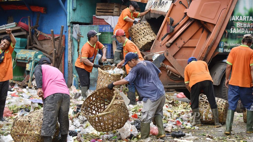 Pekerja mengangkut sampah pedagang pasar di Pasar Palmerah, Jakarta, Sabtu (6/11/2021). Badan Pusat Statistik (BPS) DKI Jakarta mencatat, 16,35% sampah yang ada di Jakarta berasal dari pasar. Sumber sampah terbesar berasal dari rumah tangga yang mencapai 37,33%. Sampah dari Jakarta dibuang ke Tempat Pengolahan Sampah Terpadu (TPST) Bantar Gebang, Bekasi Jawa Barat, yang per harinya mencapai sekitar 7.500 ton.