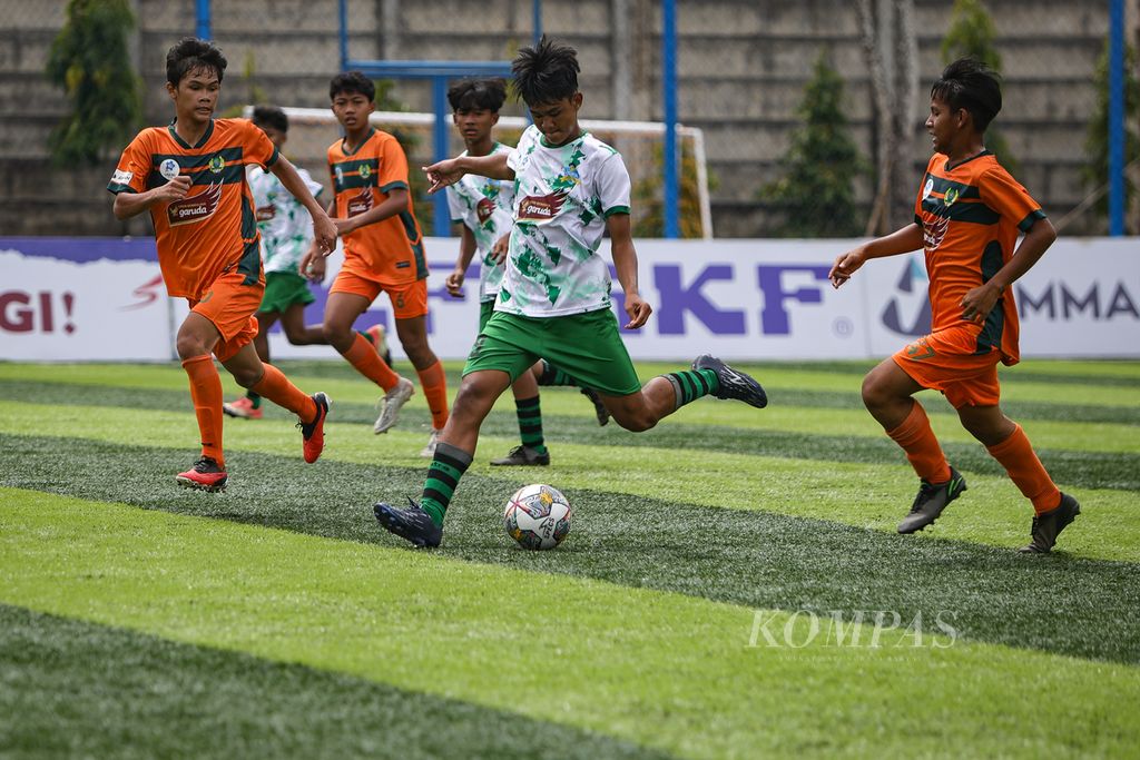 Pemain Intan Soccer Cipta Cendikia, Tegar Helvy Juliana (kedua kanan), saat lawan Kabomania Muda pada laga Liga Kompas Kacang Garuda U-14 di Dewantara Sport Center, Tangerang Selatan, Banten, Minggu (4/2/2024). 