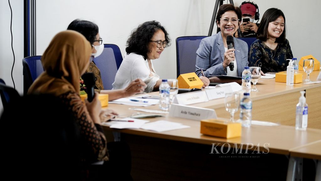 Wakil Ketua Umum Partai Golkar Nurul Arifin (kedua dari kanan) saat berbicara dalam diskusi Kompas Talks dengan tema angkah Strategis Peningkatan Keterwakilan Perempuan pada Pemilu 2024i Menara Kompas, Jakarta, Selasa (13/12/2022).