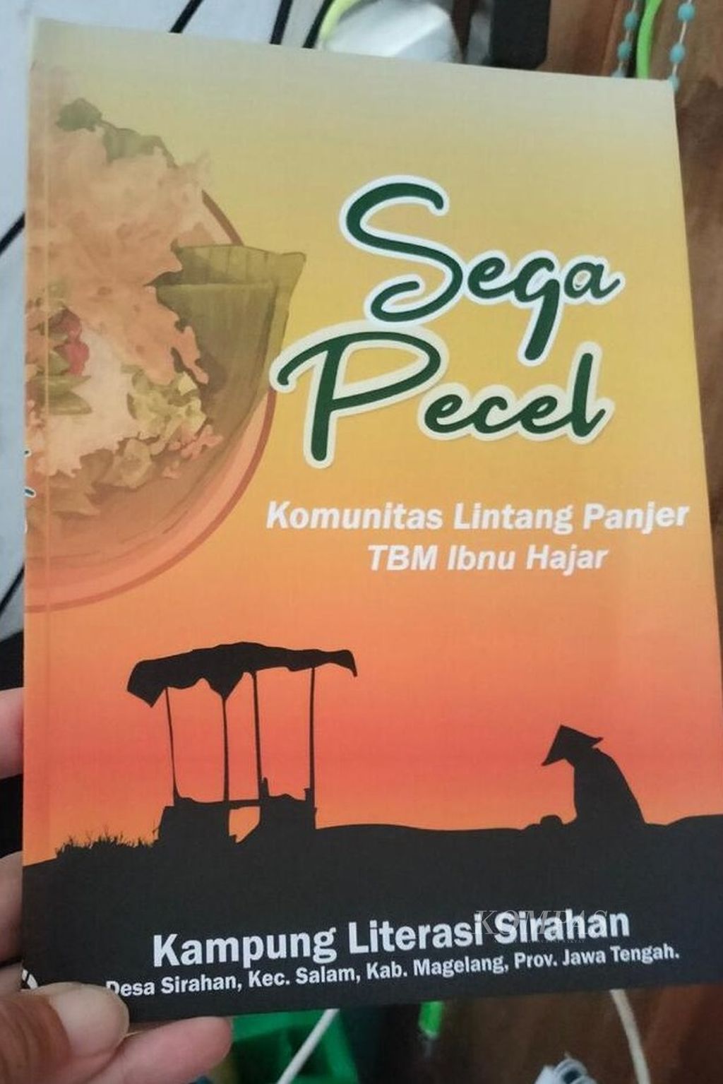 Buku <i>Sega Pecel </i>yang berisi kumpulan geguritan dan cerita pendek, karya anggota komunitas Lintang Panjer dari Desa Sirahan, Kecamatan Salam, Kabupaten Magelang, Jawa Tengah.