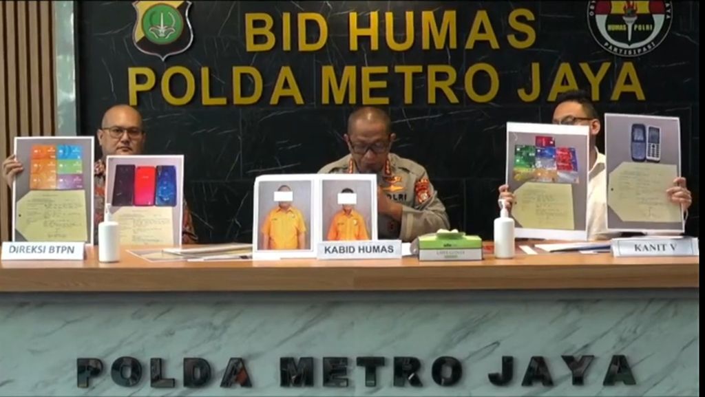 Polisi menunjukkan barang bukti kasus pembobolan rekening 14 nasabah bank BTPN, di Polda Metro Jaya, Oktober 2021. Total kerugian para korban mencapai Rp 2 miliar.