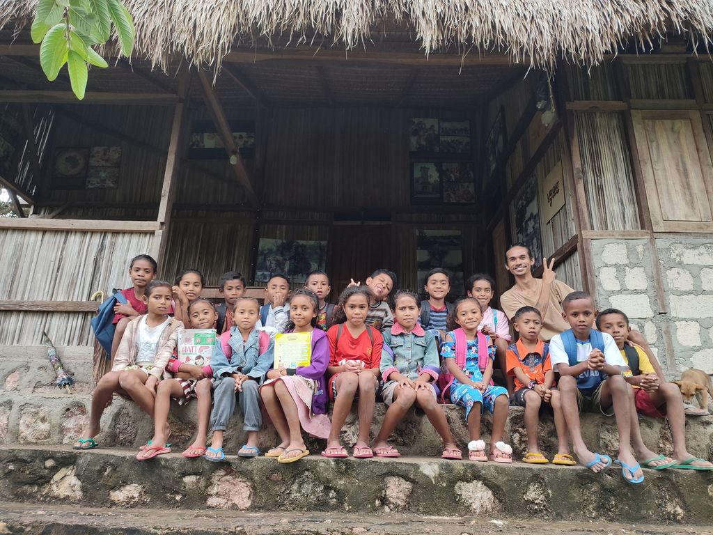 Children in North Mollo, South Central Timor, East Nusa Tenggara, attend a creative writing class organized by Lakoat.Kujawas.