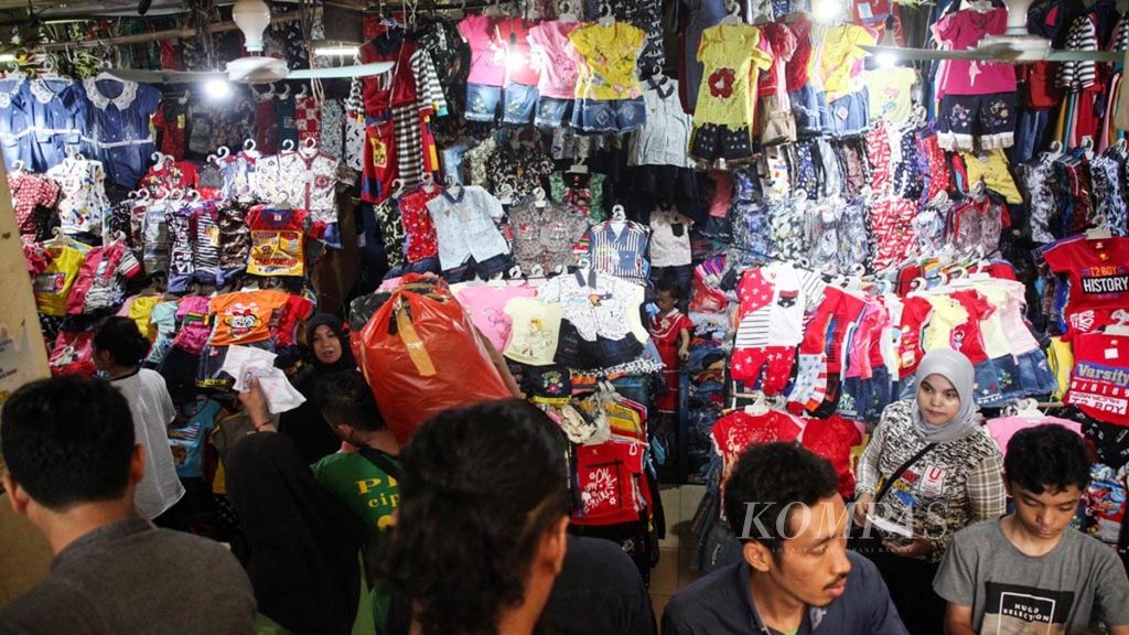Suasana Pasar tekstil Cipulir, Jakarta Selatan, yang ramai, Jumat (26/4/2019). Jelang bulan Ramadhan, pasar tekstil terbesar ke dua setelah pasar Tanah Abang ini dipadati pedagang dari berbagai daerah yang kulakan pakaian lebaran untuk dijual kembali di daerah asalnya.