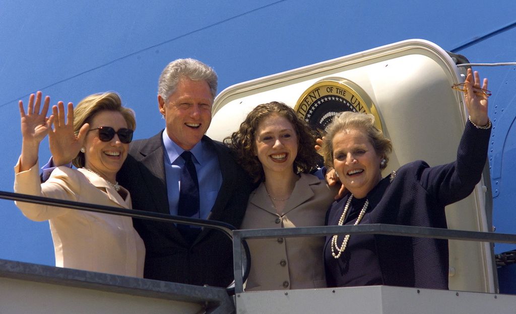 Presiden Amerika Serikat Bill Clinton dan istrinya Hillary (kanan) bersiap terbang dari Geneva, Swiss pada Juni 1999. Saat jadi presiden, Clinton berselingkuh dan membuatnya hampir kehilangan jabatan gara-gara itu. 