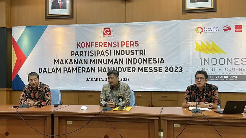 Ketua Umum Gabungan Produsen Makanan dan Minuman Indonesia Adhi S Lukman (paling kiri) dan Direktur Jenderal Industri Agro Kementerian Perindustrian Putu Juli Ardika (tengah) dalam konferensi pers berjudul ”Partisipasi Industri Makanan Minuman Indonesia dalam Pameran Hannover Messe 2023” yang diadakan di Jakarta, Senin (3/4/2023).