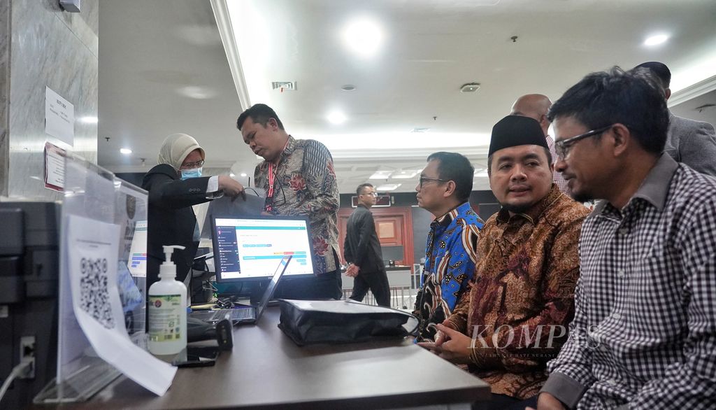 Tim penasihat hukum dan beberapa anggota Komisi Pemilihan Umum sebagai pihak termohon saat menyerahkan berkas kesimpulan terkait sidang perselisihan hasil pemilihan umum kepada petugas Mahkamah Konstitusi di Jakarta, Selasa (16/4/2024).