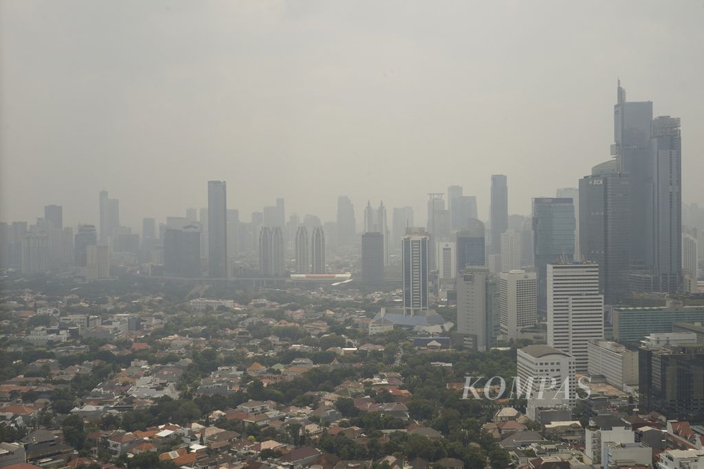 View of residential areas against the backdrop of tall buildings in Jakarta from a height, Saturday (14/1/2023)