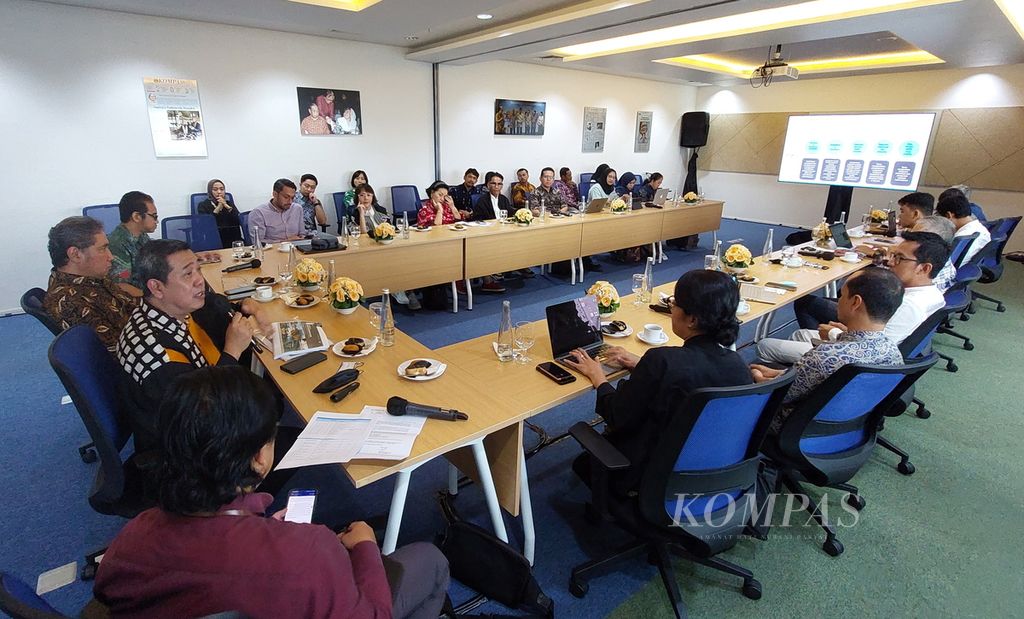 A limited discussion atmosphere with the theme "Preserving Cultural Heritage, Reimagining Museums and Cultural Heritage in Indonesia" which was held in collaboration with <i>Kompas</i> and the Directorate General of Culture of the Ministry of Education, Culture, Research and Technology at the <i> Tower Kompas</i>, Jakarta, Thursday (18/4/2024).