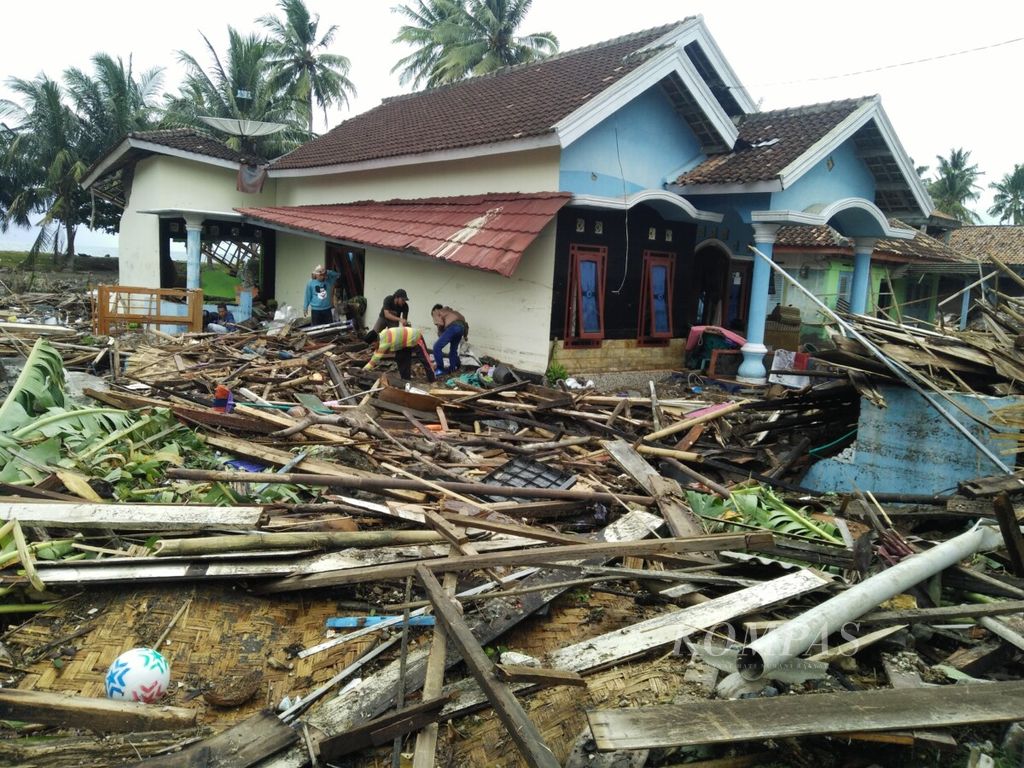 Kondisi rumah yang hancur akibat tsunami di Desa Kunjir, Kecamatan Rajabasa, Lampung Selatan, setelah diterjang tsunami.