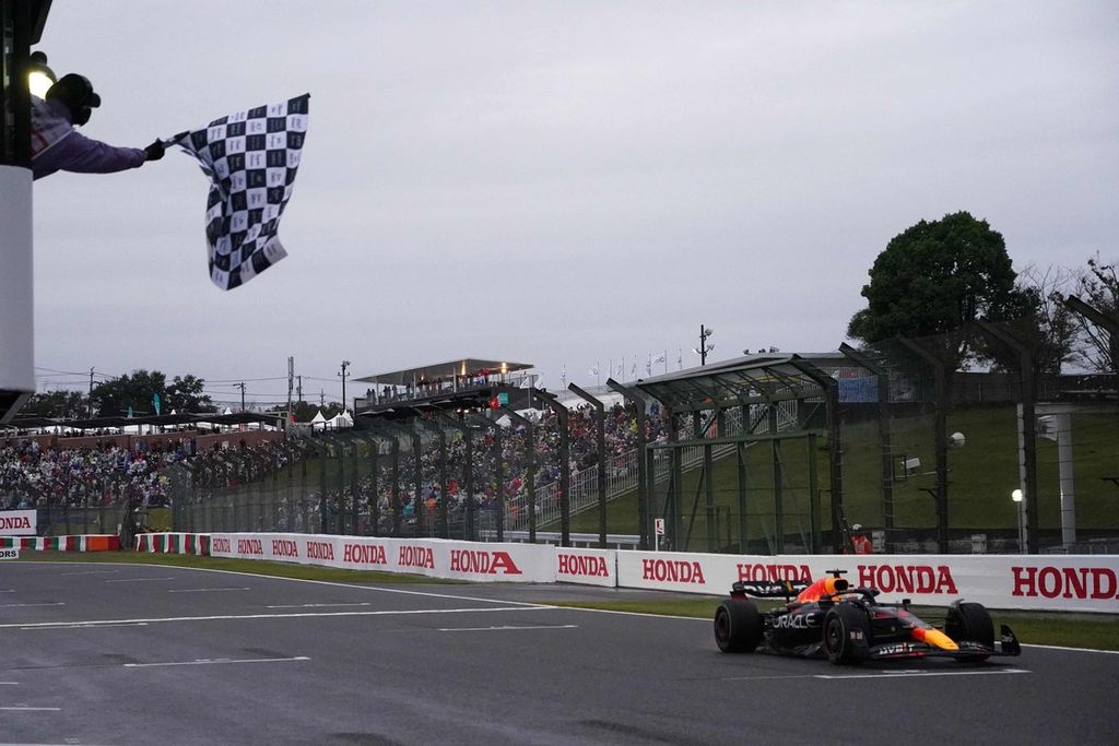 Pebalap Red Bull, Max Verstappen, melintasi garis finis sebagai pemenang balapan Formula 1 seri Jepang di Sirkut Suzuka, Jepang, Minggu (9/10/2022). Pebalap asal Belanda itu sekaligus menyegel gelar juara dunia pebalap musim 2022.