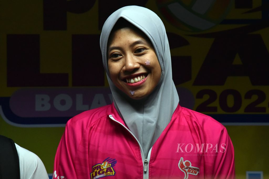 National women's volleyball player, Megawati Hangestri Pertiwi, posed for photos after giving a press statement regarding the success of her team, Jakarta BIN, in defeating Jakarta Elektric PLN, 3-1 (26-24, 25-21, 23-25, 25-18), in the 2024 Proliga Palembang series at the Palembang Sport and Convention Center on Thursday (9/5/2024).