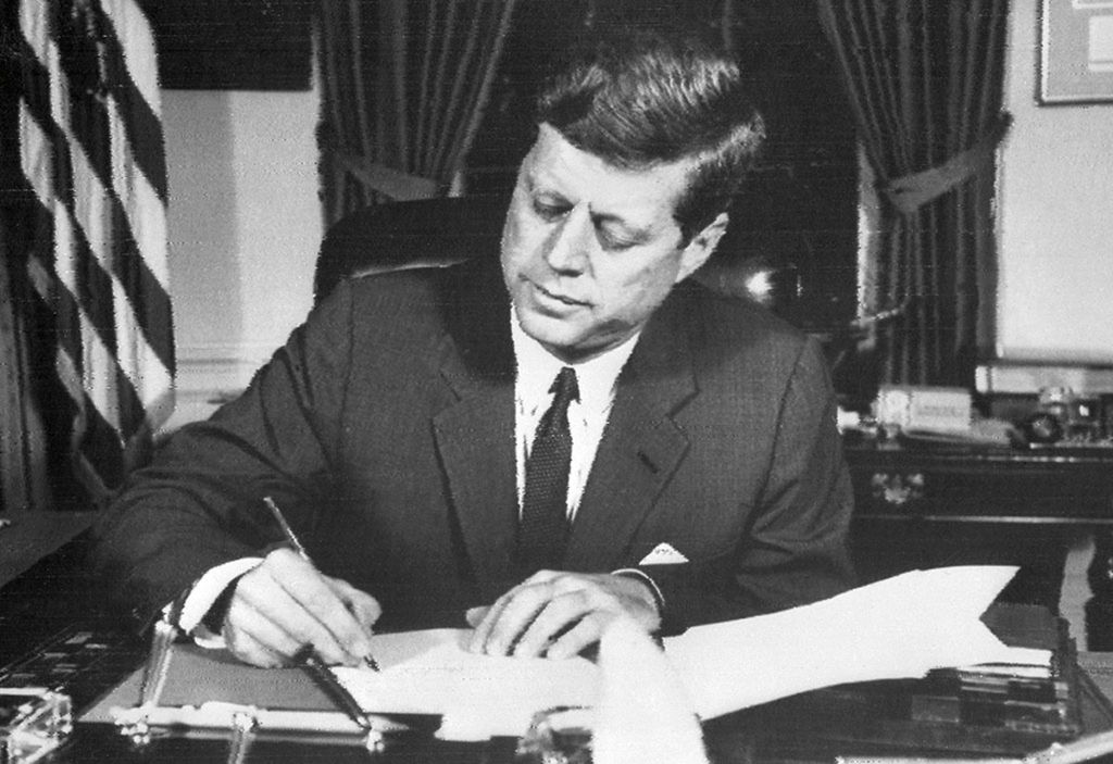 Pesiden AS John Fitzgerald Kennedy yang diambil pada 24 Oktober 1962 di Gedung Putih, Washington DC.